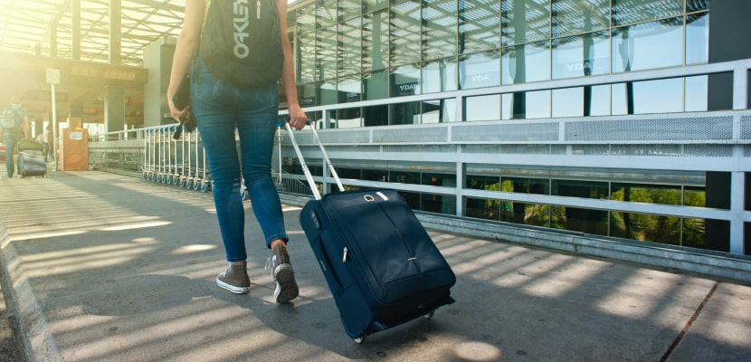 Eine Mitarbeiterin ist am Flughafen und nutzt ihren Urlaubsanspruch.