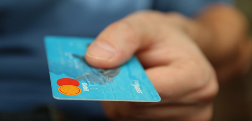 Ein Mitarbeiter nutzt eine Firmenkreditkarte.