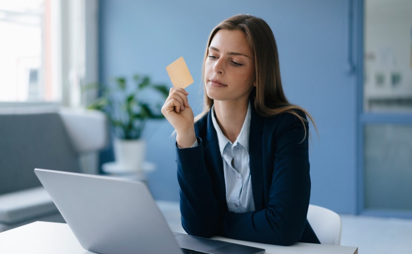 Eine Mitarbeiterin verwendet eine Firmenkreditkarte für einen Online-Einkauf.