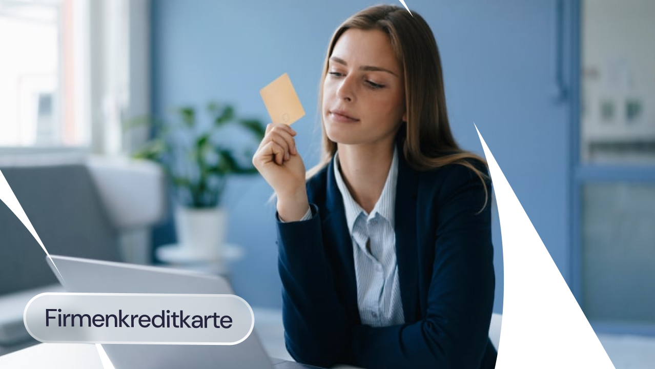 Eine Mitarbeiterin verwendet eine Firmenkreditkarte für einen Online-Einkauf.