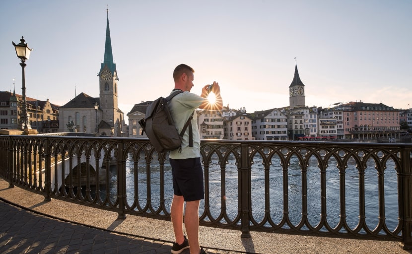 Ein Mitarbeiter macht ein Foto von seinem neuen Arbeitsort Zürich in der Schweiz.