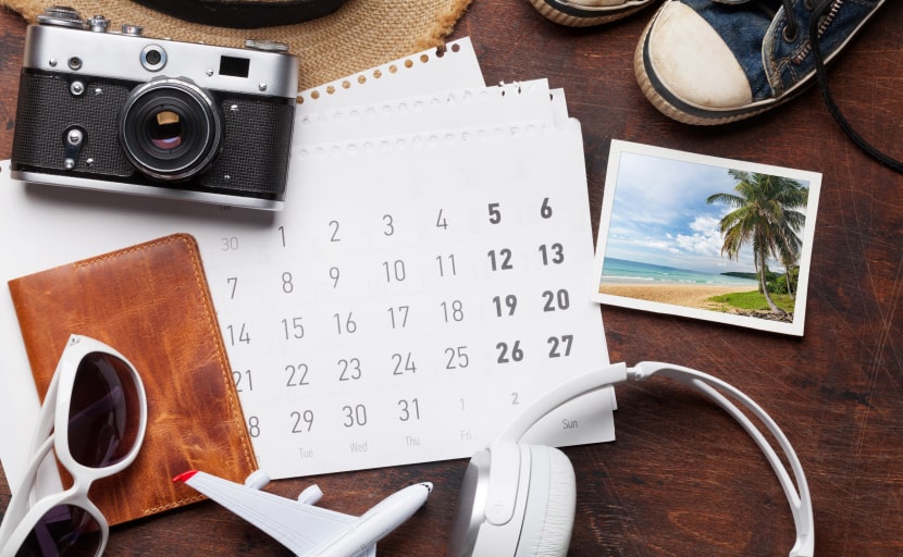 Ein Kalender liegt zur Urlaubsplanung auf einem Tisch.