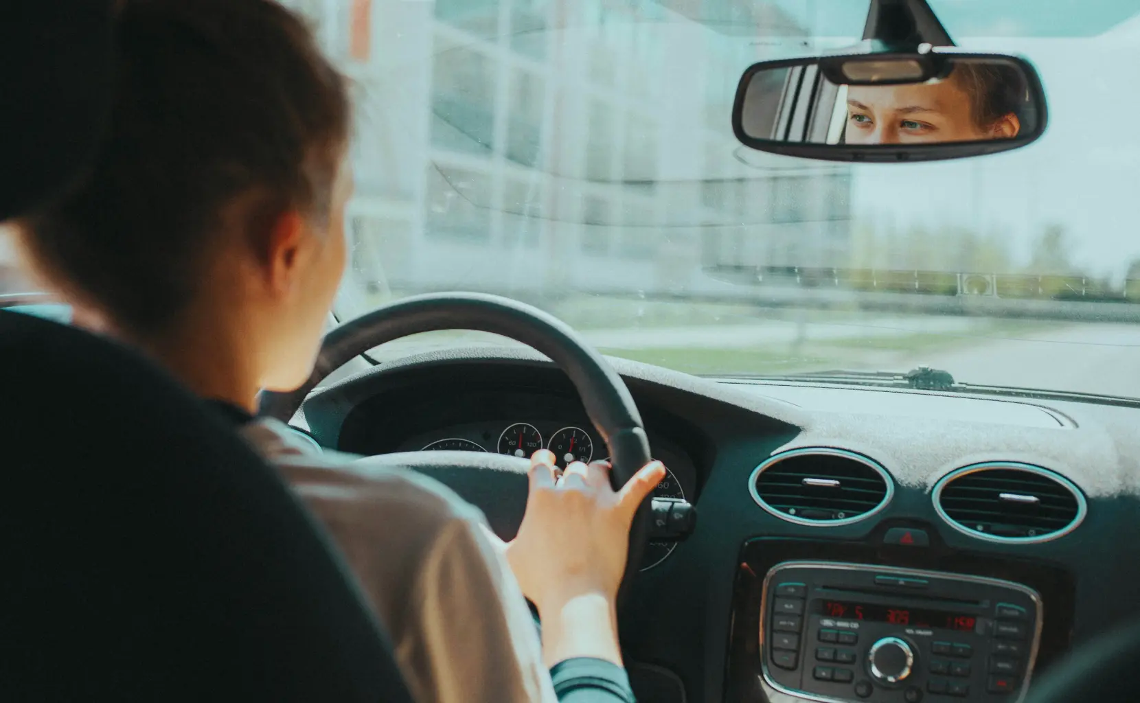 Eine Frau sitzt in einem Firmenwagen